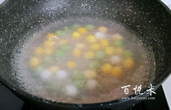 這道西米芒果彩色圓子雖然是一道夏季甜品,但只要加熱就變的適合秋冬季節(jié)了